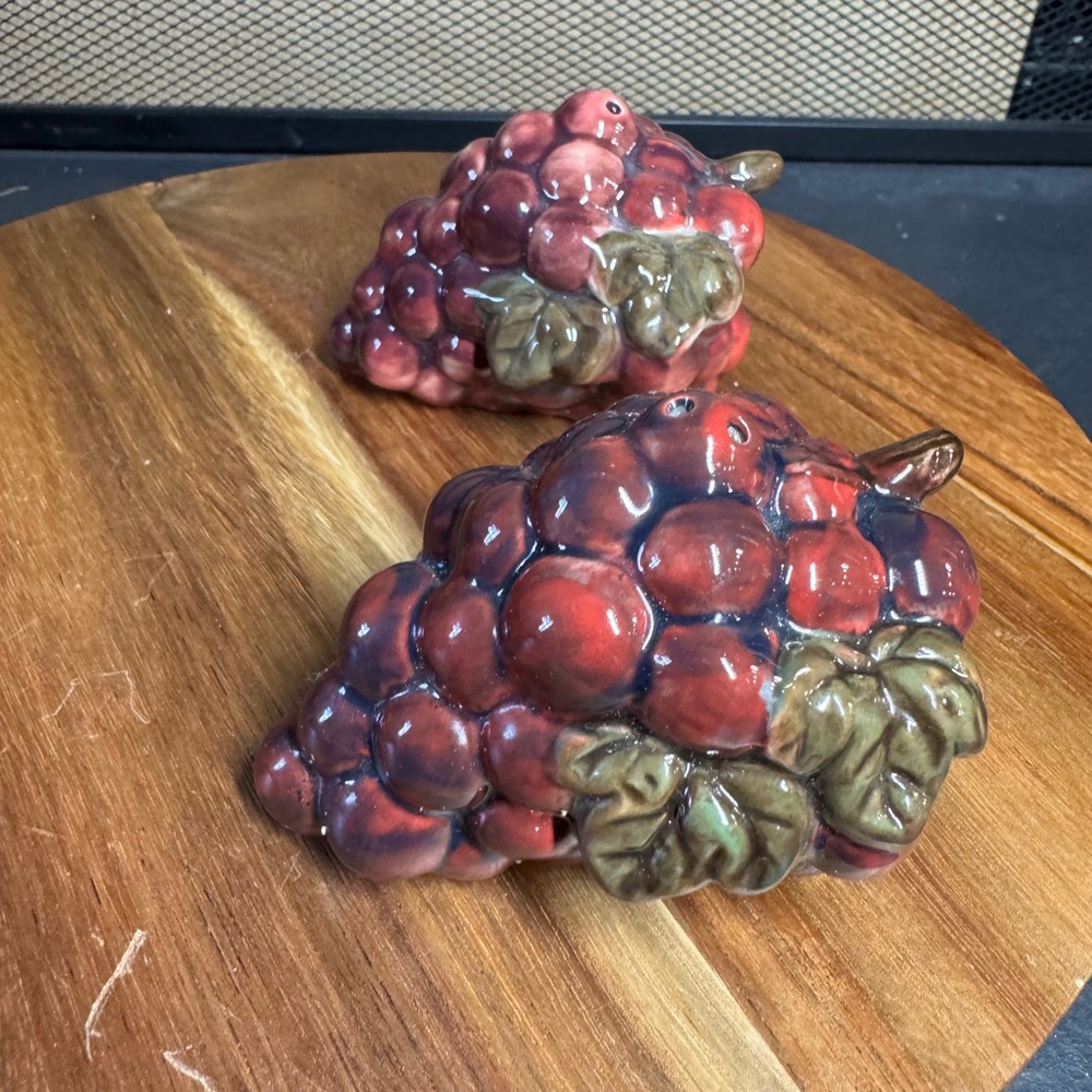 Vintage Ceramic Purple Grape Cluster Salt and Pepper Shaker Set Vineyard Decor